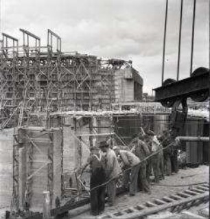 Bauarbeiter auf einer Baustelle zur Errichtung eines Großbunkers für deutsche U-Boote an der französischen Atlantikküste