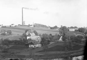 Halsbrücke. Ortsteilansicht mit der hohern Esse (140 m) der Hüttenwerke