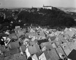 Bad Wildungen. Blick vom Turm der Stadtkirche nach Nordost zum Schloß Friedrichstein in Altwildungen