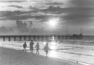Ostsee. Strandbesucher bei Sonnenuntergang