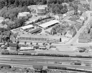 Machinenfabrik Lythall KG (Mommsenstraße): Luftbild des Betriebsgeländes: im Vordergrund Bahnhofsgelände mit Bahnstrecke Hamburg-Lübeck und Güterzug, im Hintergrund Straße Sülzberg mit Hochhäusern im Bau, rechts Einmündung der Bergstraße