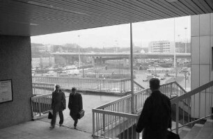 Essen: Hauptbahnhof, Südausgang mit Autobahn