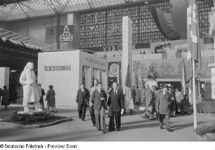 Besucher in einer Messehalle