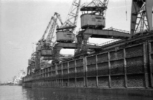 Bremen: Leere Kaimauern, Überseehafen
