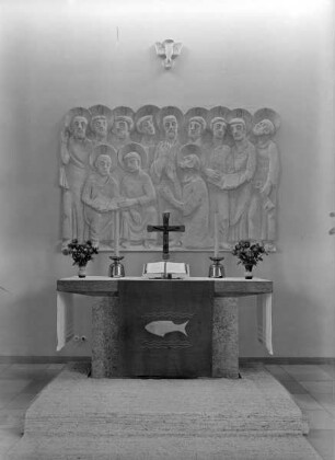 Altar mit Pfingstrelief