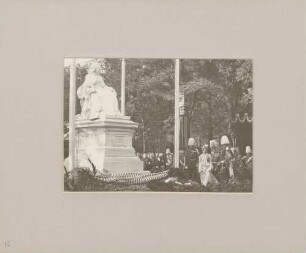 Großherzog Friedrich I. von Baden und Großherzogin Luise vor dem Kaiserin Augusta-Denkmal in Köln