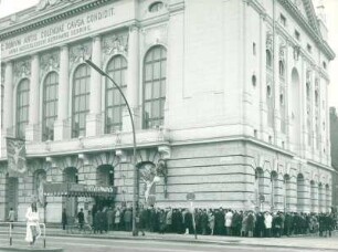 Theater des Westens. Anstehen nach Karten (Die Fledermaus)