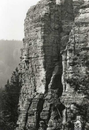 Sächsische Schweiz, Bielatal. Kanzelturm. Seilschaft Paul Illmer in der Südwand (VIIa). Blick nach Nordost