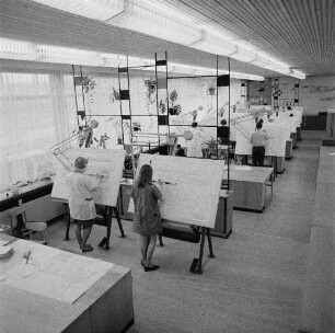 Leipzig. VEB Chemieanlagenbau Leipzig - Grimma, Konstruktionsbüro. Blick auf zwei Reihen Zeichenmaschinen