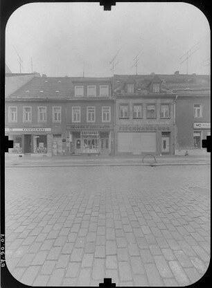 Großenhain, Frauenmarkt 22/18. Wohnhäuser mit Läden. Straßenfront