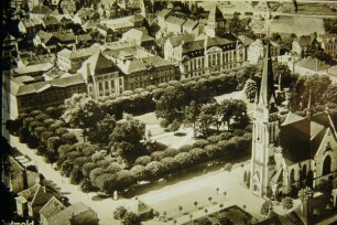 Repro, s/w, Luftbild, Fliegeraufnahme vom Kaiser-Wilhelm-Platz, rechts die Kirche