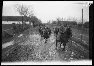 Wirballen (=Virbalis, Litauen): Lanzenreiter beim Ritt auf morastiger Straße ("Straße in Wirballen")