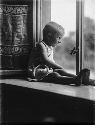 Junge am Fenster : Junge auf einer Fensterbank sitzend und aus dem Fenster schauend, wohl Rudolf Zimmermanns Neffe Lothar.