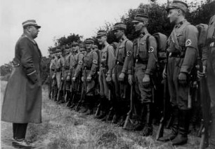 Militärische Ausbildung der SA. Ein Sturm ist angetreten