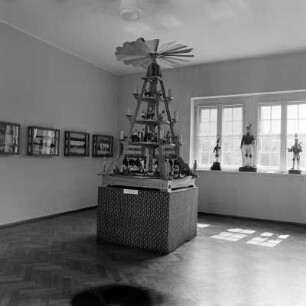 Vierstöckige Weihnachtspyramide : Vierstöckige Weihnachtspyramide ausgestellt im Volkskunstmuseum Dresden