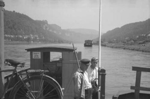Bad Schandau: Fähre Schandau-Krippen, Fährhaus im Vordergrund