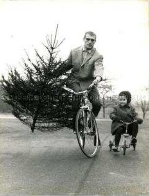 Radrennfahrer Rudi Altig und Tochter Iris bei Weihnachtsvorbereitungen