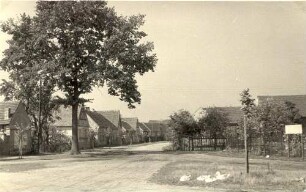 Dorfplatz und Dorfstraße in Merzdorf : Nawjes a wjesna dróha we Žylowku