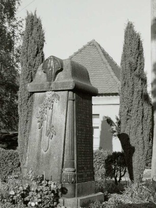 Denkmal für die Gefallenen des 1. Weltkrieges : Ehrenhain für die Gefallenen der Weltkriege (nach 1918/1945). Denkmal für die Gefallenen des 1. Weltkrieges. Löbau-Ebersdorf