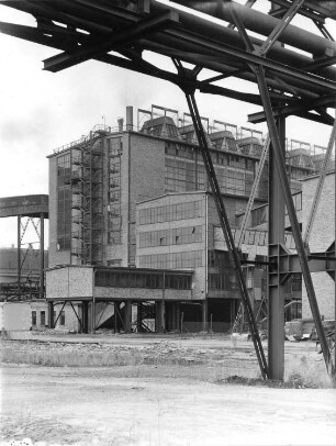 Schwarze Pumpe. Braunkohlenveredlungskombinat "Schwarze Pumpe". Brikettfabrik West (1957/1959, 1996/1999 Demontage). Gebäude des Trockendienstes mit 16 Röhrentrocknern