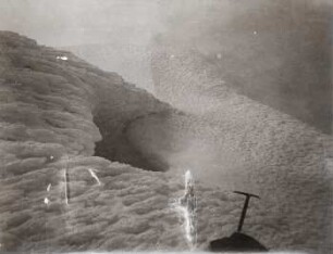 Schmelzloch im Firn des Cotopaxikraters durch heißen Dampf entstanden, 5930 m