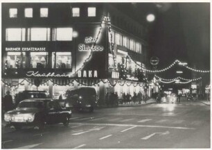 Rosental Ecke Lange Straße. Detmold. Weihnachtsbeleuchtung am Kaufhaus DAKA, zu sehen auch die Heuerampel. über der Kreuzung