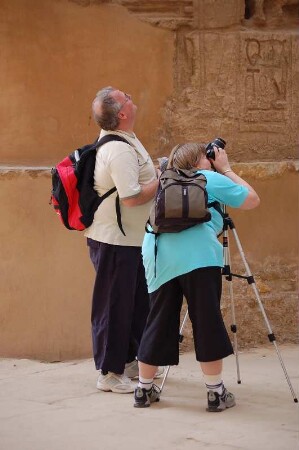 Touristen im Säulensaal des Amun-Tempels von Karnak, Luxor