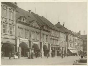 Komotau (Chomutov). Ringplatz(Markt) mit spätgotischen Bürgerhäusern und Arkaden