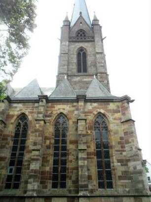 Stadtkirche - Kirchturm von Norden über Langhaus mit Strebepfeilern