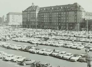 Wohn- und Geschäftshaus : Ansicht über den Parkplatz gegen Wohn- und Geschäftshäuser