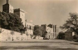 Avignon. Papstpalast (1335 begonnen). Ansicht von Westen