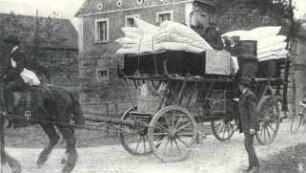 Hochzeit in Wittichenau : Gesellschaftliche Volkskultur - Sitten im Laufe des menschlichen Lebens - Hochzeit. Ort: Kulow / Pfarrgemeinde Wittichenau. Überführung von Mitgift und Hausrat.