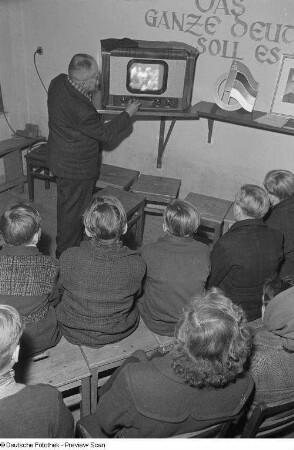 Kinder und Erwachsene beim gemeinsamen Fernsehen