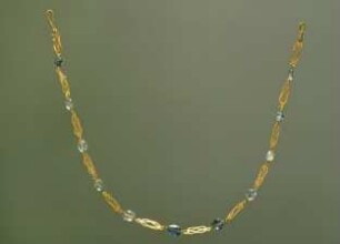 Halskette aus goldenen Heraklesknoten und Saphiren