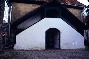 überdachter Emporenaufgang an der Kirche und ebenerdiger Eingang