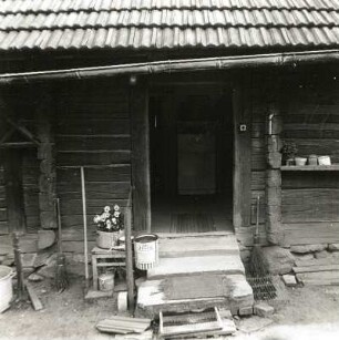 Schleife, Friedensstraße 43. Bauernhof (um 1850), Wohnhaus, Eingang