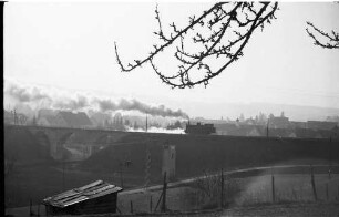 Lok 21, Zug 404, Leerzug, Viadukt Gammertingen, im Vordergrund baute 2008 die Firma Lieb, Landschaftsbau