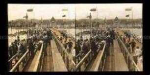 Publikum auf der Tribüne des Seestegs beim Schwimmfest, Zoppot