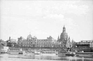Dresden-Altstadt. Brühlsche Terrasse mit Kunstakademie und Kuppel der Frauenkirche. Blick vom Neustädter Ufer über die Elbe
