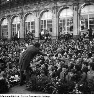 Meister Nadelöhr während des Aufnahmen zu einer Sendung des Kinderfernsehens der DDR im Zwinger in Dresden