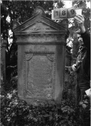 Grabstein 189 (Index: 100093664) Maße HxBxT: 198x68x32 cm Symbolik: Verzierungen: Grabstein 189