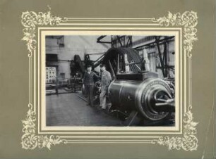 Argentinien. Der Ingenieur Ernst Otto Gerhardt in einer Maschinenhalle vor einer Dampfmaschine. Ansicht zusammen mit einem Arbeitskollegen