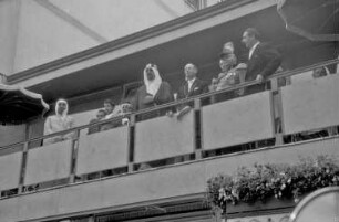 Freiburg: auf dem Balkon des Colombi Hotels; König, Oberbürgermeister, Schröder, Ernst
