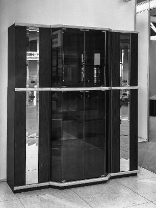 Anbauschrank : Leipzig. Leipziger Herbstmesse (Vormesse), 1986. Anbauschrank. Holz, schwarz beschichtet, Spiegelglas (1986; VEB Möbelkombinat Berlin (MKB))