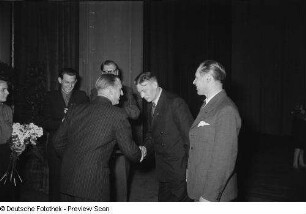 Preisverleihung beim Bezirksausscheid für Volkskunstgruppen 1954