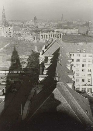 Dresden. Ansicht vom Turm der Kreuzkirche über Ernst-Thälmann-Straße und Neumarkt. Blick nach Norden