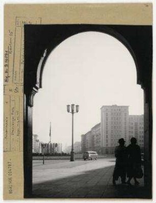 Straßenansicht. Berlin, Friedrichshain, Karl-Marx-Allee (vor 1961 Stalinallee)/ Strausberger Platz