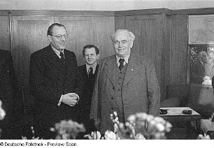Aufnahmen vom 71. Geburtstag von Wilhelm Pieck, im Zentralhaus in Berlin : Wilhelm Pieck (rechts) mit Otto Grotewohl (links)