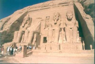 Abu Simbel. Großer Tempel Ramses II. (1260-1250 ante). Vier Kolossalstatuen Ramses II. mit der Doppelkrone Ober- und Unterägyptens (Pschent) am Eingang