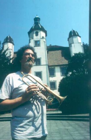 Bad Säckingen. Direktor des Trompetenmuseums, Edward H. Tarr, vor dem Schloß